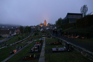 „Seelenlichter“ auf dem Naumburger Friedhof